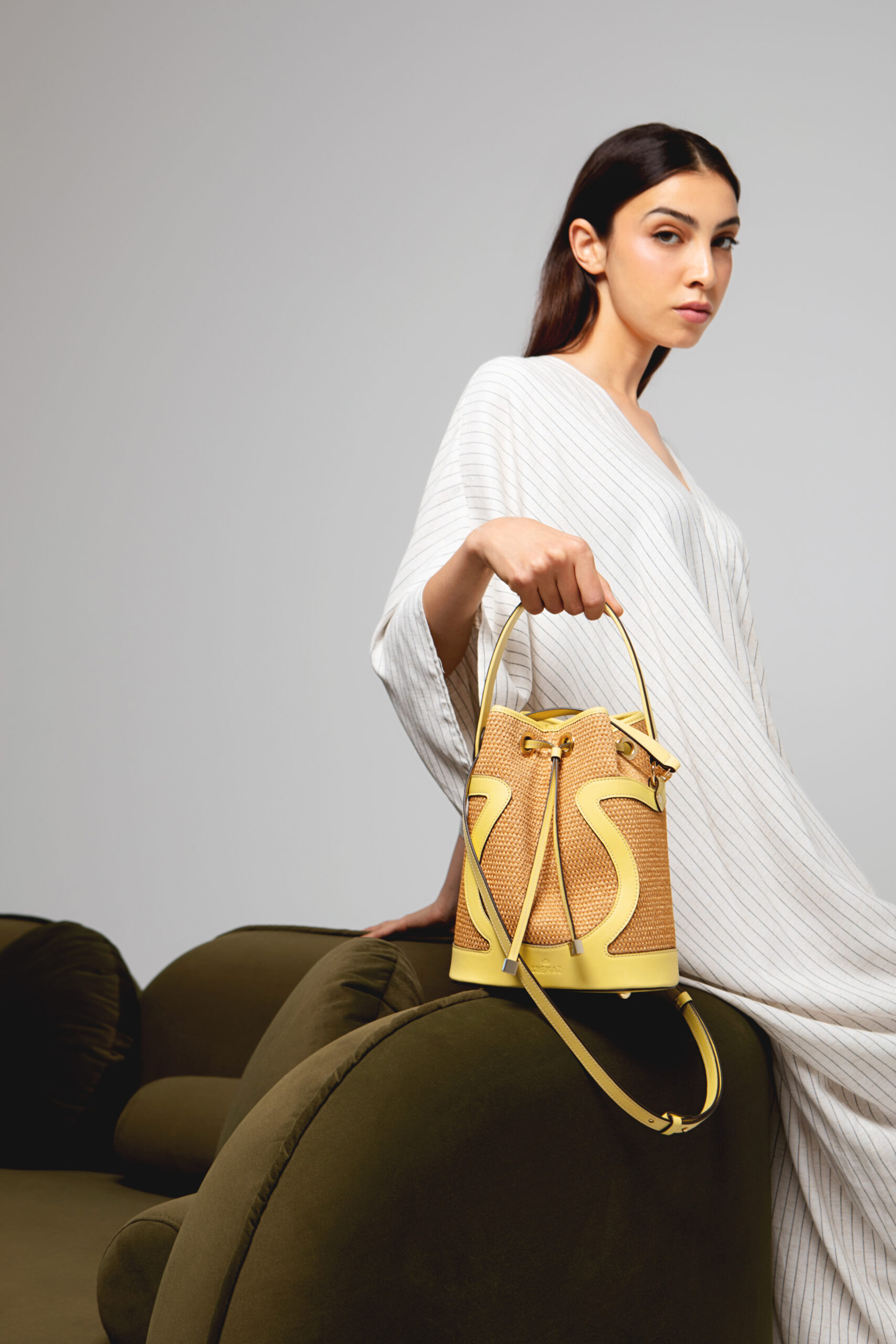 2G4A7761 Soleya Jaune – Sac bourse en fibres naturelles et cuir pleine fleur – Image 1