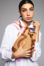 Soleya Cognac – Sac bourse en fibres naturelles et cuir pleine fleur