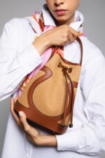 Soleya Cognac – Sac bourse en fibres naturelles et cuir pleine fleur – Image 3